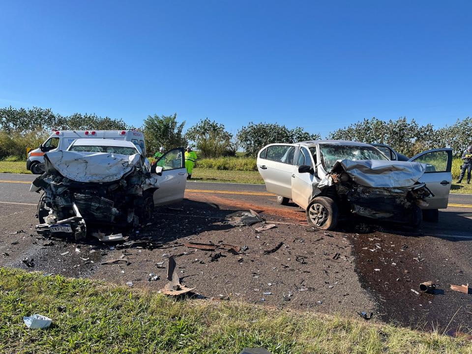 Foto 3 de 3 — Grave: colisão entre dois carros deixa um morto e dois feridos em rodovia de Américo